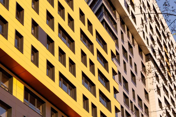 Fachada Ventilada Moderna Amarela Com Janelas Parte Imóveis Urbanos Fragmento — Fotografia de Stock