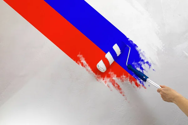 Російський Прапор Білій Стіні Руки Майстра Малюють Російський Прапор Білій — стокове фото