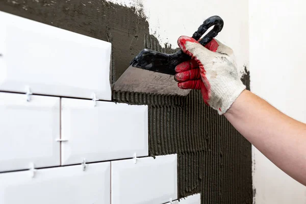 Worker Hands Spreading Adhesive Spatula Wall Glazed Ceramic Tiles Stage — Stock Photo, Image