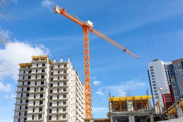 Een Heldere Torenkraan Een Bouwplaats Tegen Achtergrond Van Onafgewerkte Hoogbouw — Stockfoto