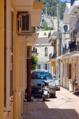 zakynthos dar sokaklarında