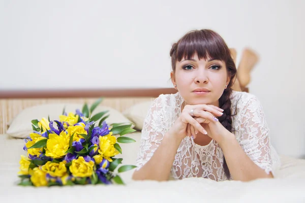 Sposa con fiori — Foto Stock