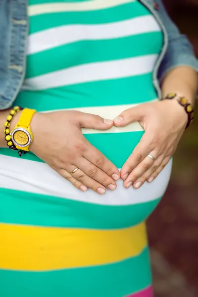 Hamile bir kadın — Stok fotoğraf