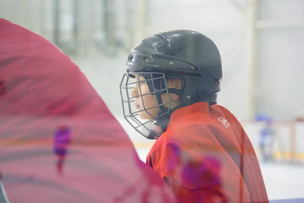 Genç bir hokey oyuncusu