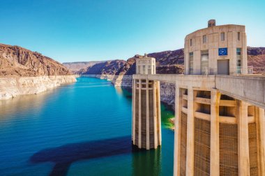 Hoover Barajı, Nevada-Arizona, ABD - 2 Ekim 2021 Hoover Barajı, ABD 'deki en büyük su deposu şu anda ancak üçte biri dolu. Kuraklık su seviyesini histotik olarak düşük seviyeye düşürüyor.