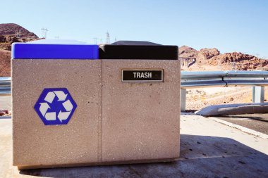 Çöp ve geri dönüşüm fasulyeleri açık havada kapanıyor. Çevre koruma, kirlilik, geri dönüşüm ve çöp veya atık konsepti