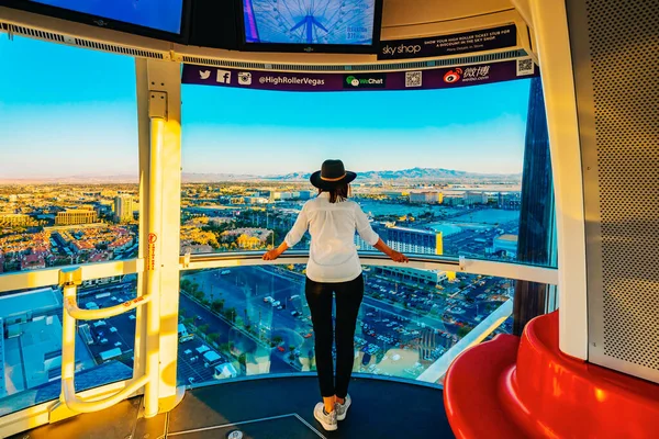Las Vegas, Nevada, ABD - 1 Ekim 2021 The High Roller Gözlem Çarkı, Las Vegas Bulvarı 'nda dev feribot tekerleği. Kapsül penceresinden görüntüle