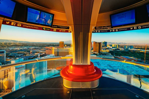 Las Vegas, Nevada, ABD - 1 Ekim 2021 The High Roller Gözlem Çarkı, Las Vegas Bulvarı 'nda dev feribot tekerleği. Kapsül penceresinden görüntüle