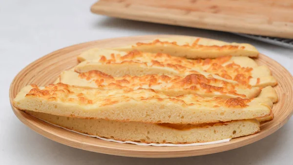 Delicioso Pão Liso Caseiro Com Queijo Mussarela Cobertura Perto Placa — Fotografia de Stock