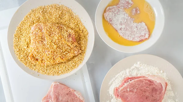 Vleeskarbonade Recept Varkenskoteletten Een Bord Met Bloem Eieren Broodkruimels Van — Stockfoto