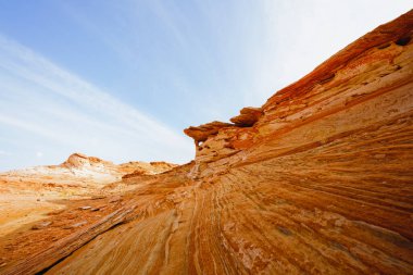 Kırmızı dalgalı kumtaşı oluşumu Glan Canyon Ulusal Rekreasyon alanı, Page, Arizona. Parlak mavi gökyüzü arkaplanı, alanı kopyala