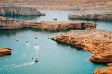 Powell Gölü 'ndeki tekneler, Güney Utah.