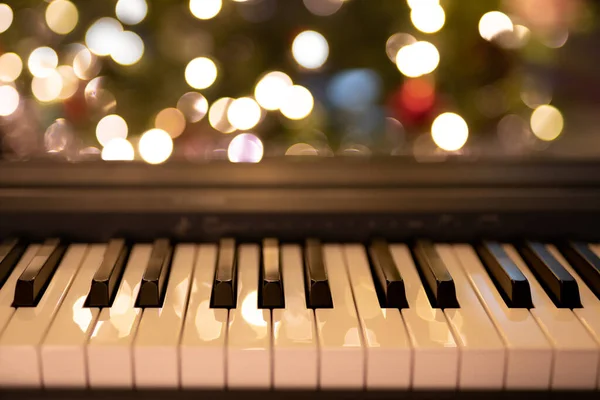 Weihnachtsbeleuchtung Und Klaviertastatur Feiertage Frohes Neues Jahr Weihnachtskonzept — Stockfoto