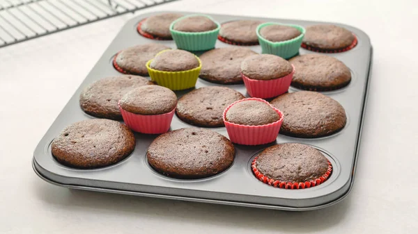 Cupcake Cioccolato Appena Sfornati Vicino Sulla Teglia Fondo Grigio Chiaro — Foto Stock