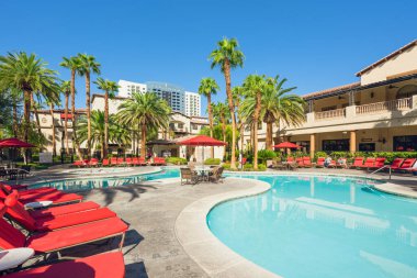 Las Vegas, Nevada, ABD - 1 Ekim 2021 Las Vegas Toskana Oteli 'nde açık havuz ve jakuzi