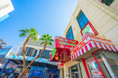 Las Vegas, Nevada, ABD - 1 Ekim 2021 Las Vegas sokak manzaralı. Açık hava restoranları, mimari, yürüyen turistler, yaşam tarzı. Parlak güneşli bir gün, mavi gökyüzü arkaplanı