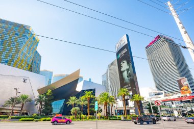 Las Vegas, Nevada, ABD - 1 Ekim 2021 Las Vegas Bulvarı açık güneşli bir günde, hava manzaralı. Mimarlık, trafik, yürüyen insanlar, şehir hayatı.