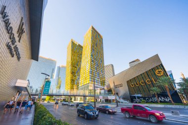 Las Vegas, Nevada, ABD - 1 Ekim 2021 Las Vegas şehir merkezi. Modern konut binaları, ve Aria Resort ve Casino, sokak manzaralı