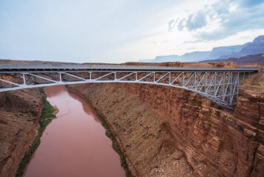 Navajo Köprüsü, Mermer Kanyon, Glen Kanyonu Ulusal Eğlence Bölgesi, Arizona. Büyük fırtınadan sonra Colorado nehrinin kırmızı renkli suları