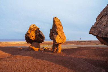 Cliff 'in taş evi ve dengeli kayalar, Mermer Kanyon, Arizona' da yol kenarı eğlencesi..