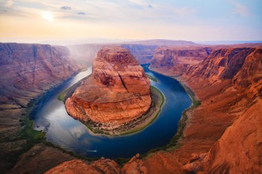 Kenarına yakın. Amerika Birleşik Devletleri 'nin Arizona eyaletindeki Grand Canyon Ulusal Parkı' nda Colorado Nehri 'nin ortasındaki Horseshoe Bend' e bakın..