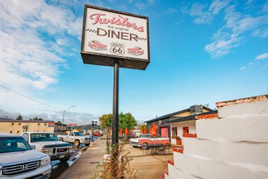 Williams, Arizona, ABD - 27 Eylül 2021 Tarihi Rout 66, Williams, Arizona. Sokak manzarası, restoranlar, trafik, şehir hayatı