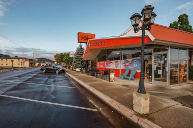 Williams, Arizona, ABD - 27 Eylül 2021 Goldies Route 66 Diner, Williams City yakınlarındaki 1960 'ların stil restoranı, sokak manzaralı
