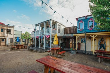 Williams, Arizona, ABD - 27 Eylül 2021 Vahşi Batı Kavşağı 66. Tarihi Yol üzerindeki set Williams 'da yetişkin eğlencesi, yemek ve eğlence kompleksi ve sokak manzarası için gece yeri.