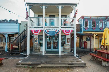 Williams, Arizona, ABD - 27 Eylül 2021 Vahşi Batı Kavşağı 66. Tarihi Yol üzerindeki set Williams 'da yetişkin eğlencesi, yemek ve eğlence kompleksi ve sokak manzarası için gece yeri.