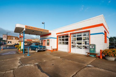 Williams, Arizona, ABD - 27 Eylül 2021 Pete 's Rt 66 Benzin İstasyonu Müzesi 66. Williams şehir merkezindeki müze tarihi güzergah 66, sokak manzaralı.