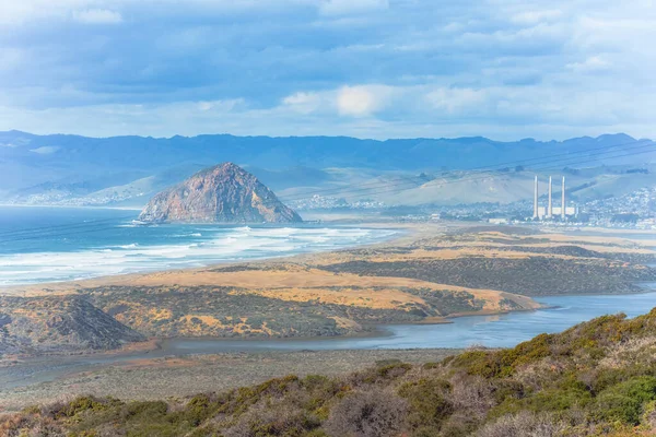 Morro Körfezi. Montana de Oro Eyalet Parkı 'ndan görüntü. Kayalıklar, kumlu sahil, Morro Kayası, arka planda dağlar ve bulutlu gökyüzü, Kaliforniya Merkez Sahili