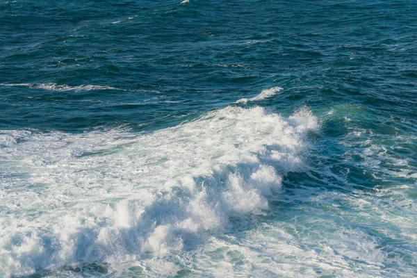 Meereswellen Als Hintergrund Marineblau Schöne Blaue Und Türkisfarbene Farben — Stockfoto