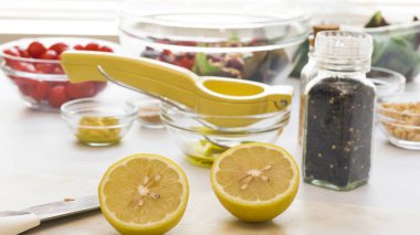 Salata malzemesi mutfak masasının üzerine kapanıyor. Limon suyu ve baharatlı ballı hardal salatası sosu, salata tarifi.