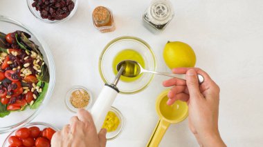 Ballı hardal salatası sosu tarifi. Zeytinyağı, limon suyu, hardal, baharat ve karabiber karışımı.