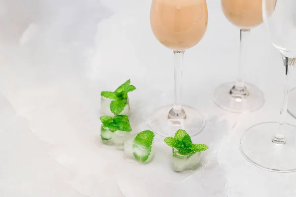 Frozen Mint Leaf Ice Cubes Cream Liquor Drinks Close Light — Stock Photo, Image