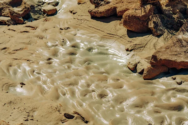 Yağmur mevsiminden sonra çölde yürüyüş yolunda çamur.