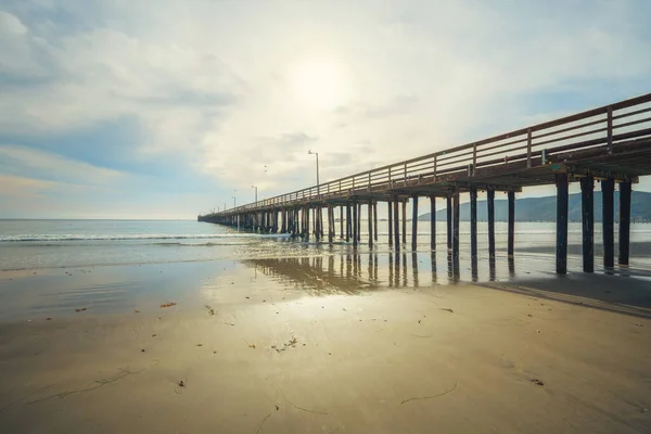 Large Jetée Bois Sur Plage Avec Beau Ciel Nuageux Sur — Photo