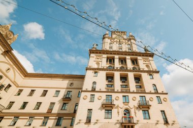 Minsk, Belarus - 27 Ağustos 2021 Şehir Kapısı. Kirova ve Bobruyskaya caddelerinin kesiştiği yer. İki kule, ünlü dönüm noktası, Minsk şehrinin sembolü, Sovyet döneminin mimarisi.