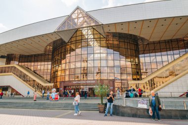 Minsk, Belarus - 27 Ağustos 2021 Minsk ve Tren İstasyonu Meydanı