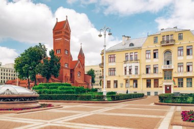 Minsk, Belarus - 27 Ağustos 2021 Bağımsızlık Meydanı, Minsk 'in şehir merkezindeki ana meydanı, ve Kızıl Kilise
