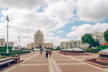 Minsk, Belarus - 27 Ağustos 2021 Bağımsızlık Meydanı, Minsk 'in şehir merkezindeki ana meydanı, ve Kızıl Kilise