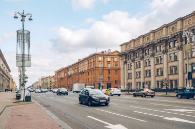 Minsk, Belarus - 27 Ağustos 2021 Independence Bulvarı, şehir merkezi. Mimarlık, trafik, şehir hayatı