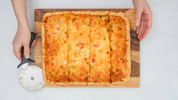 Mujer Cortando Pizza Usando Cortador Pizza Pizza Vegetariana Con Queso —  Fotos de Stock