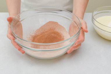 Adım adım çikolatalı pasta tarifi. Kuru malzemeleri karıştırmak - un, kakao tozu, kabartma tozu - cam bir kasede, yakın görüş