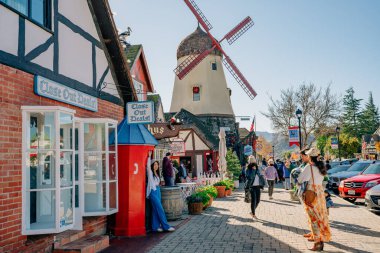 Solvang, California, ABD - 28 Aralık 2021 Solvang 'da Windmill, Ana Cadde' de Tower Pizza. Mimarlık, sokak manzarası, geleneksel Danimarka tarzı, Kaliforniya 'da küçük Danimarka