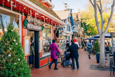 Solvang, Kaliforniya, ABD - 28 Aralık 2021 Noel, Solvang. Ana cadde, sokak manzarası ve Solvang 'da turistler, geleneksel Danimarka tarzı mimarisi olan Kaliforniya' nın küçük bir kasabası, ünlü turistik mekanı.