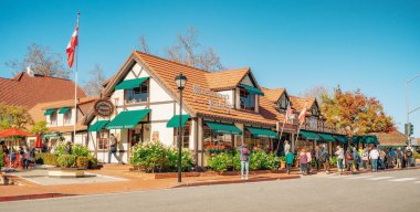 Solvang, California, ABD - 28 Aralık 2021 Solvang şehir merkezi, insanlarla dolu restoranlar, sokak manzaralı, turistler. Solvang, Güney Kaliforniya 'da Santa Ynez Vadisi' nde bir şehirdir..