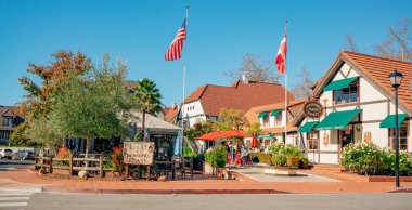 Solvang, California, ABD - 28 Aralık 2021 Solvang şehir merkezi, insanlarla dolu restoranlar, sokak manzaralı, turistler. Solvang, Güney Kaliforniya 'da Santa Ynez Vadisi' nde bir şehirdir..