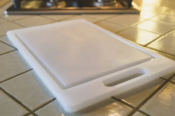 Λευκό Πλαστικό Ξύλο Κοπής Κοντά Στον Πάγκο Της Κουζίνας Αντίγραφο — Φωτογραφία Αρχείου