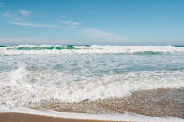 Kumsal ve okyanus dalgaları. Güzel bir deniz manzarası. Rahatlama, tatil, yaz, tropikal plaj, deniz kavramı ufku.